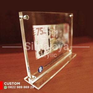 display acrylic uang